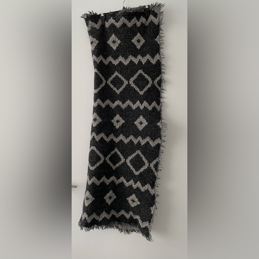 Aritzia Wilfred Grey Scarf - 100% wool - 50” x 35” scarf - Picture 2 of 4